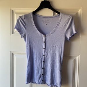 Hollister Must Have Collection Women’s  V-Neck Tee. Size Medium.